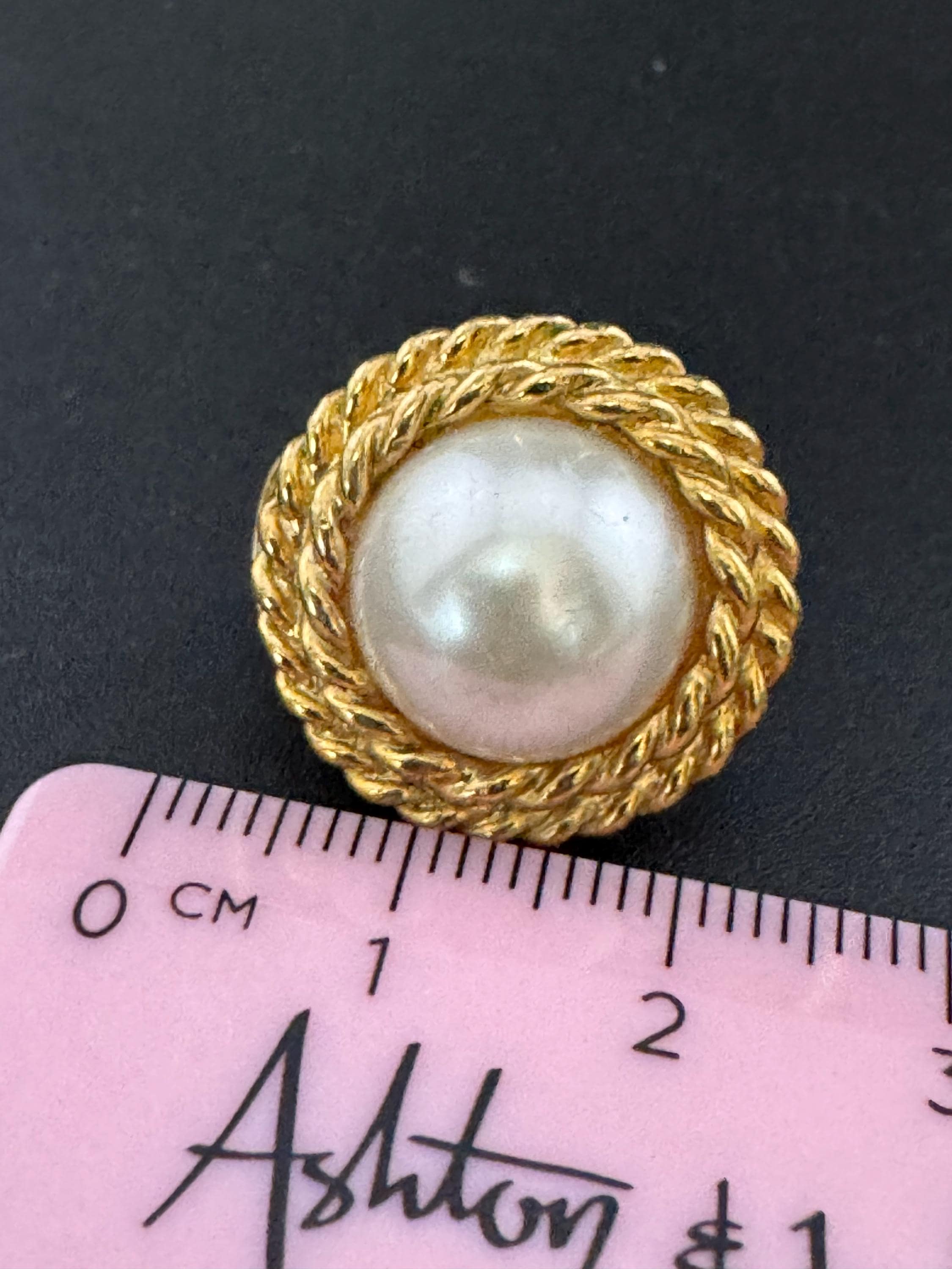 Rope edge nautical style faux cream pearl Vintage gold tone round clip on Stud earrings