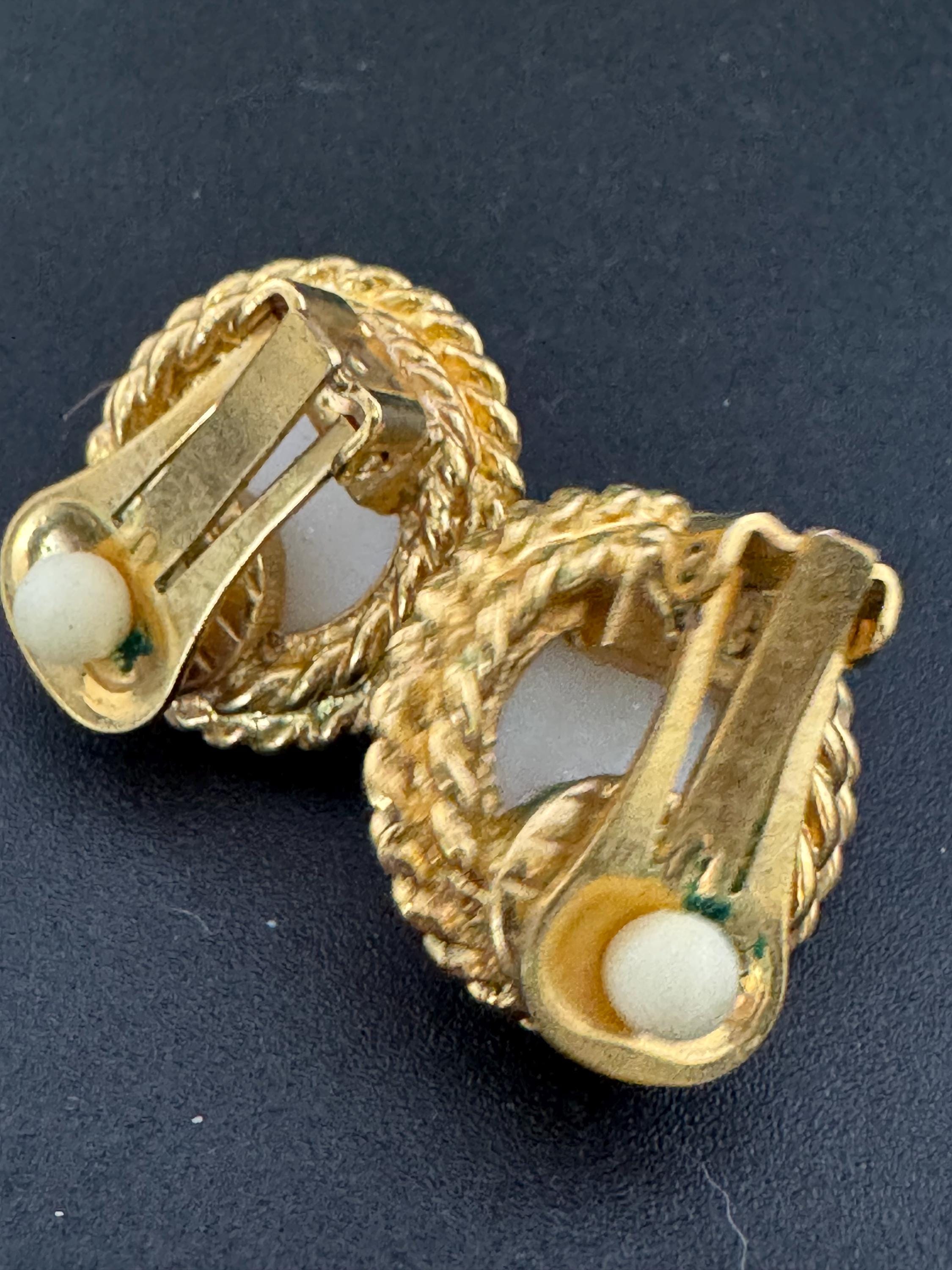 Rope edge nautical style faux cream pearl Vintage gold tone round clip on Stud earrings