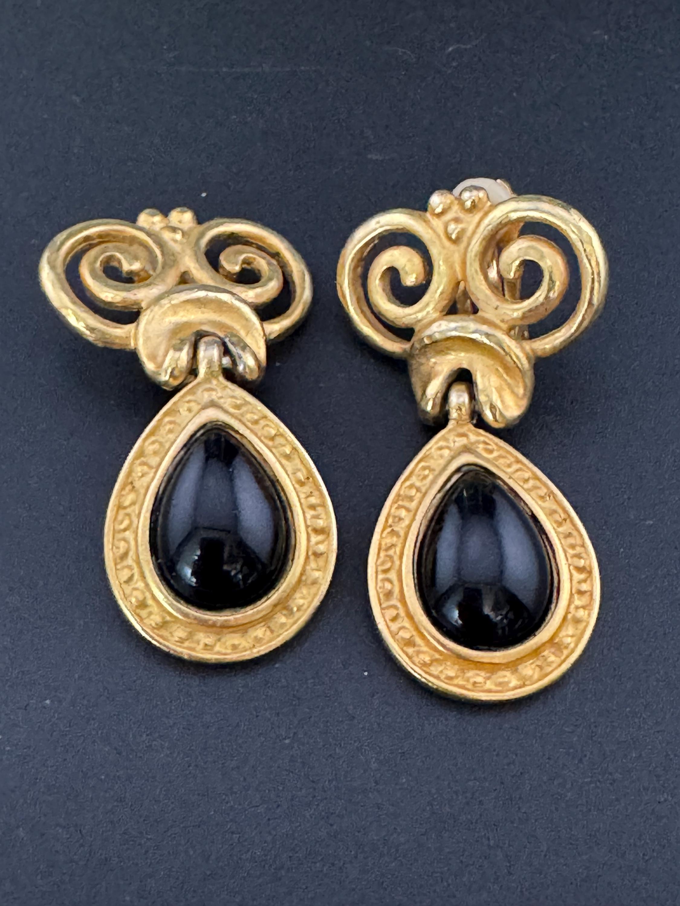 Vintage Matt gold tone Etruscan style black cabochon dangly teardrop clip on earrings