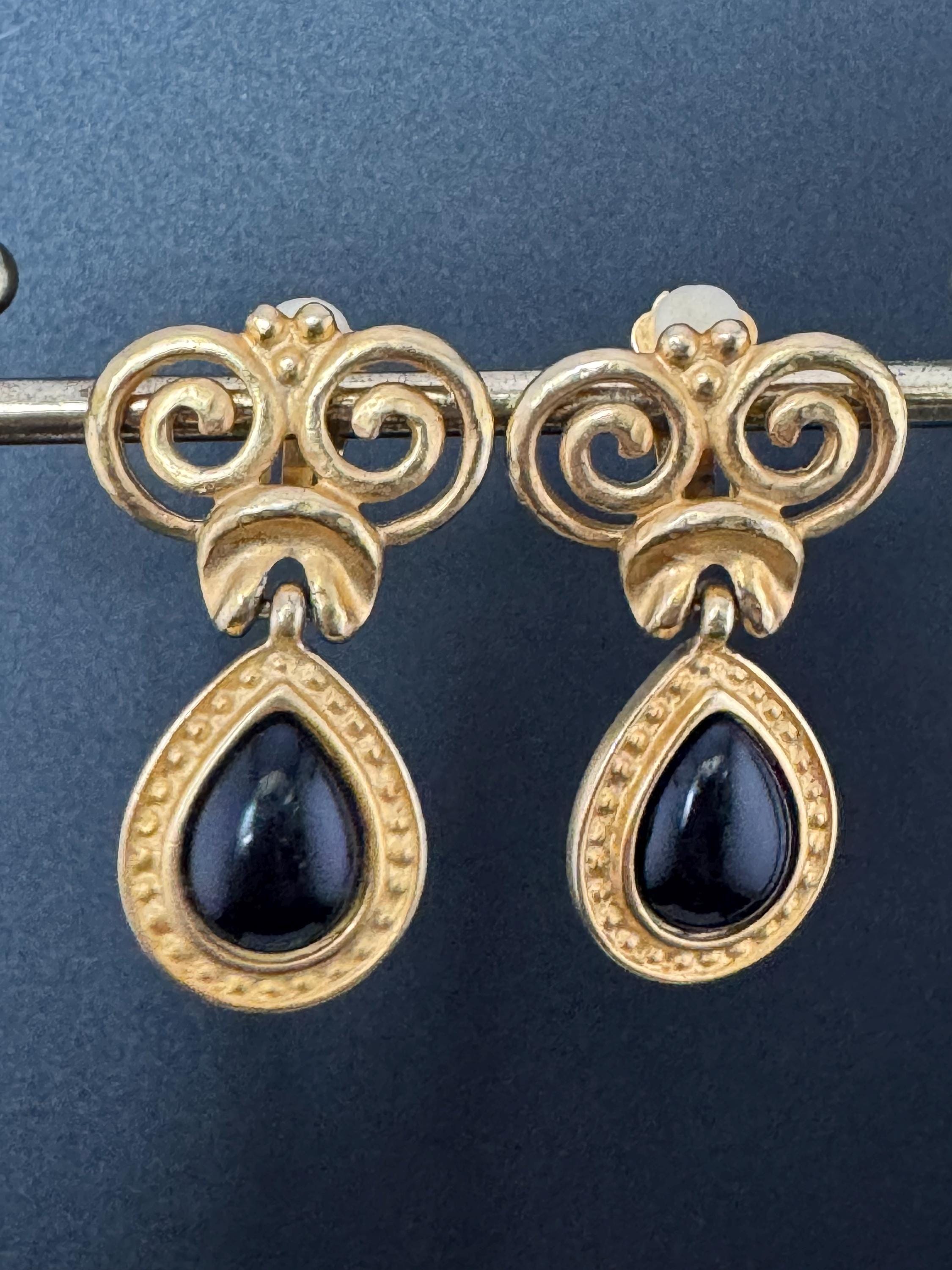 Vintage Matt gold tone Etruscan style black cabochon dangly teardrop clip on earrings