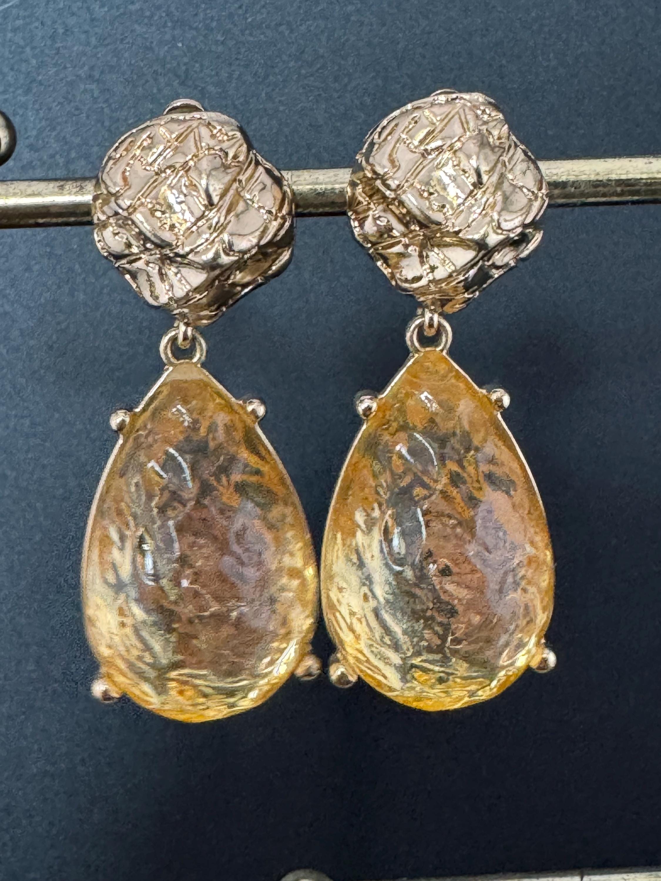 Chunky oversized gold tone metal 6cm citrine amber coloured plastic cabochon teardrop dangly clip on earrings