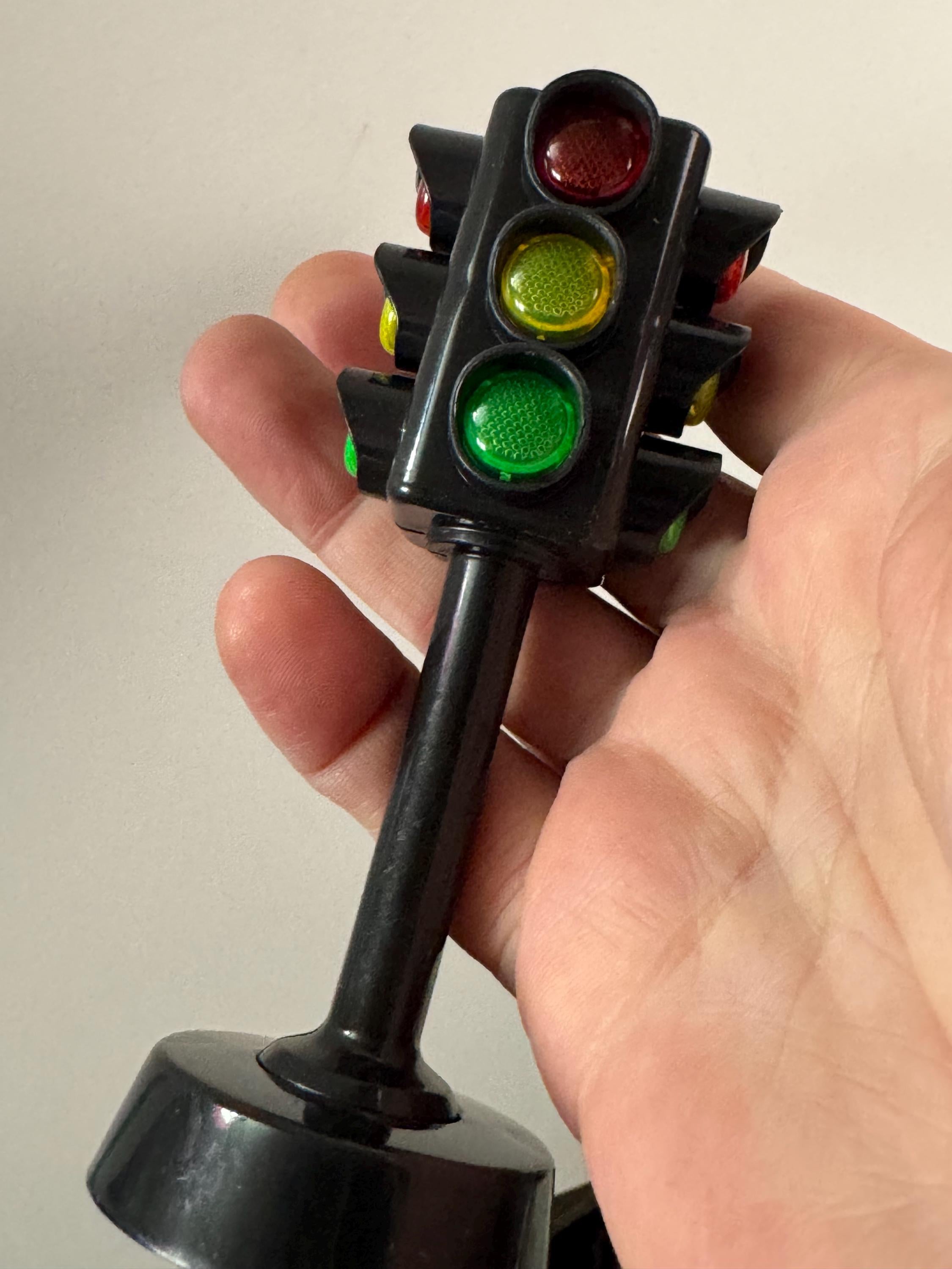 1 x miniature traffic light cake topper decorations reusable, ideal boys,  dads, fathers birthday or driving test cakes