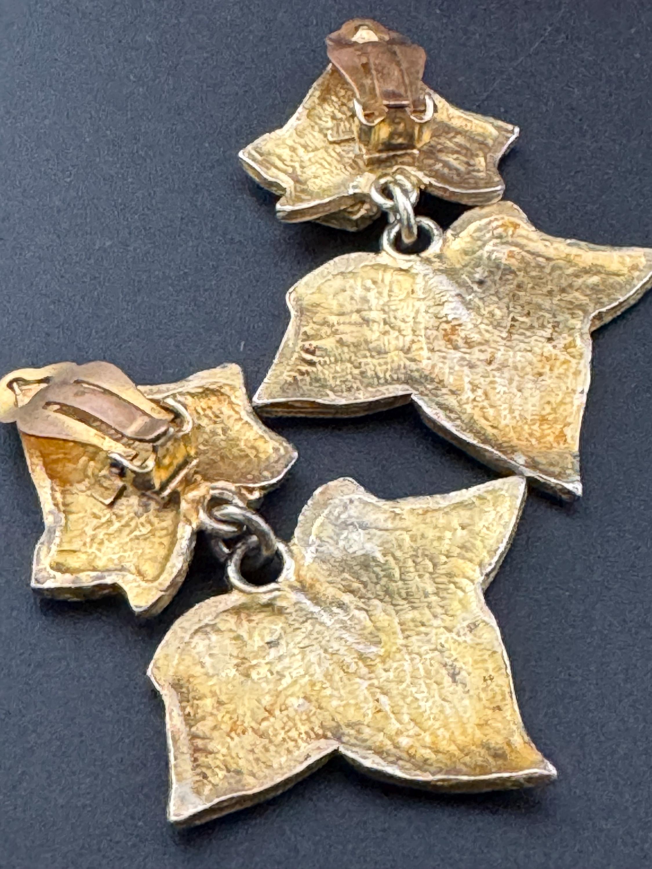 Signed Atout Moment French 1990s Vintage Gold Tone Ivy leaf foliat drop dangly clip on earrings