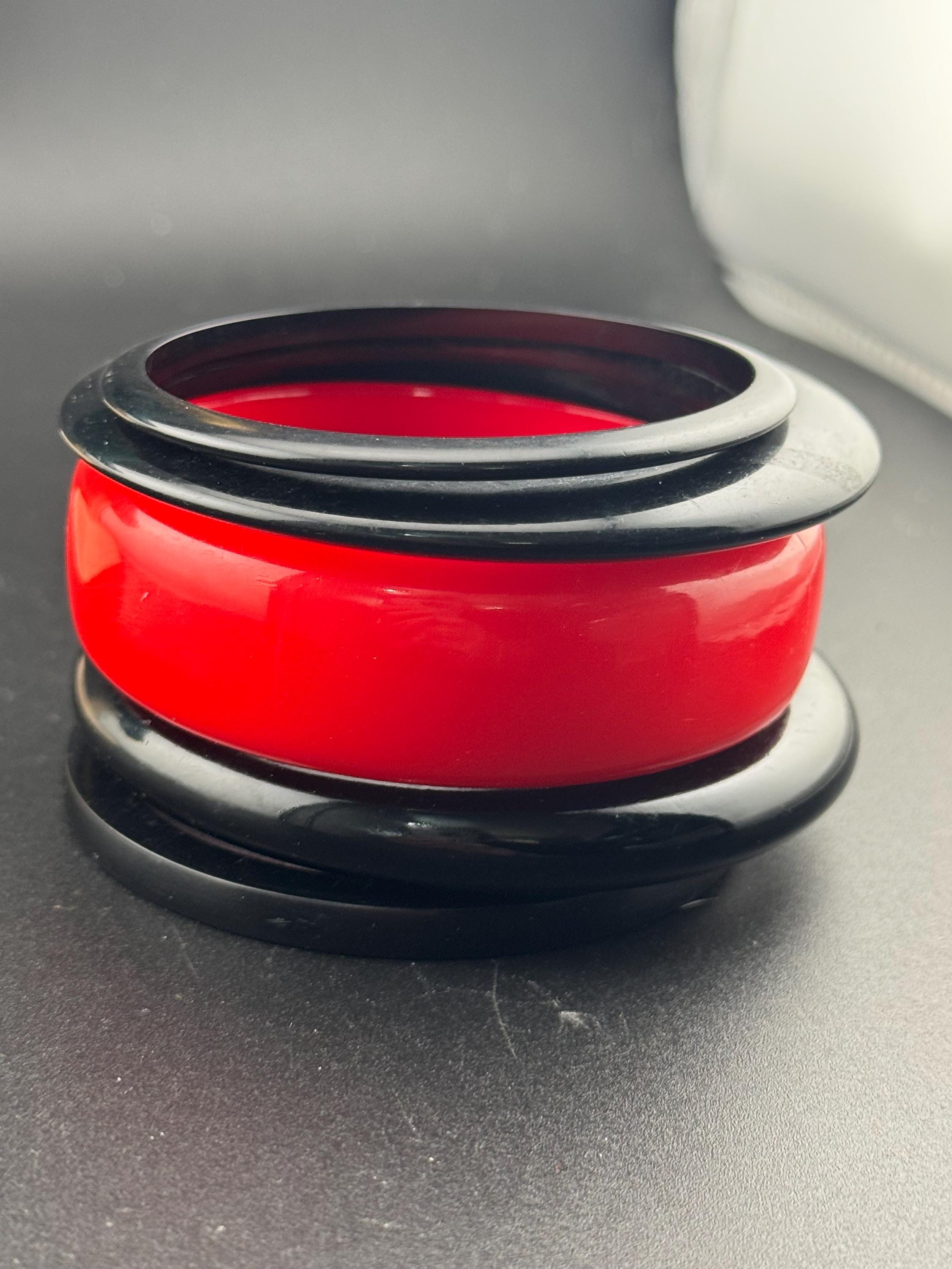 Vintage stack of black and red Chunky stylish plastic bangles retro acrylic bracelets