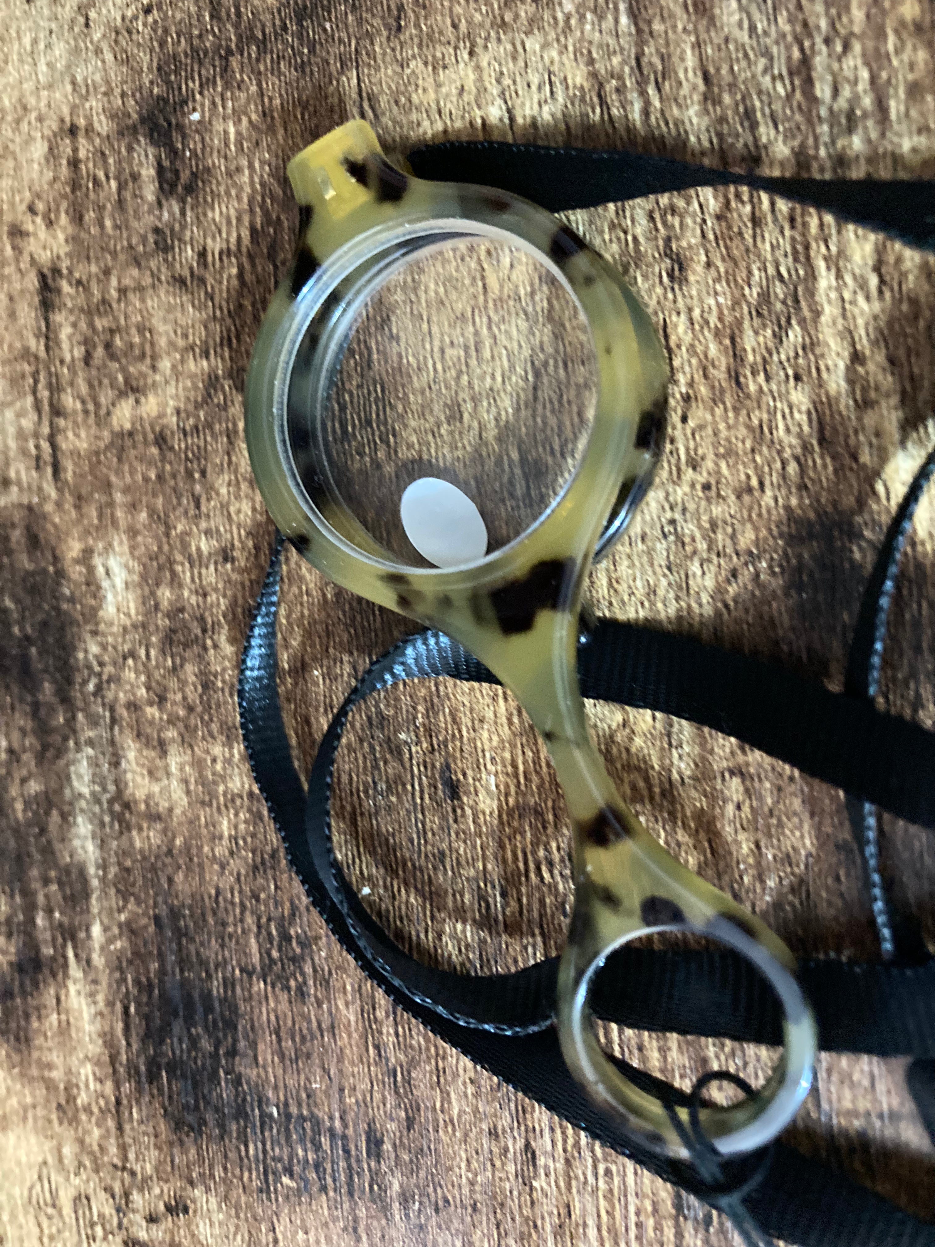 Tortoiseshell reader glasses magnifying pendant