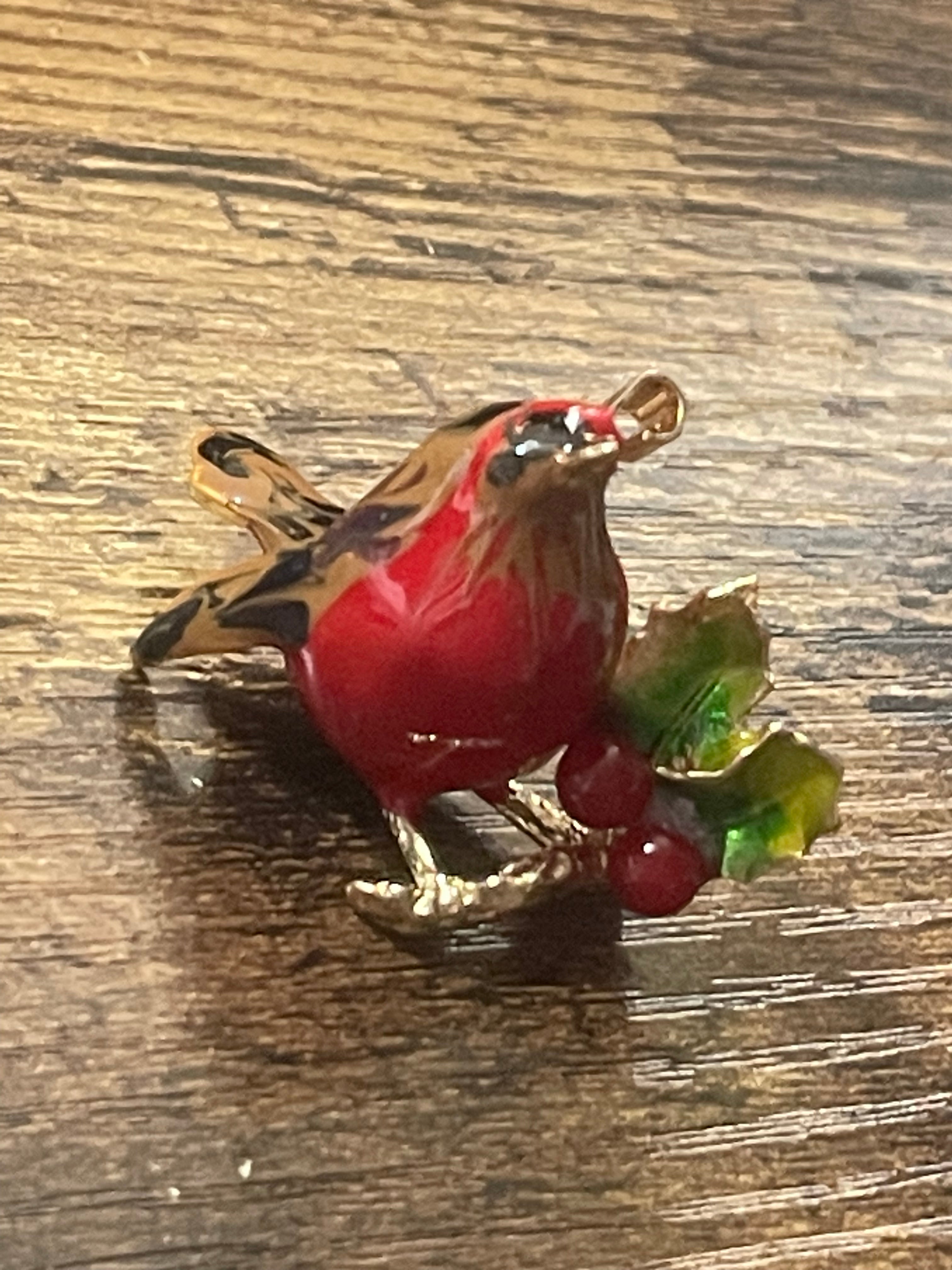 Plump Christmas robin brooch red enamel with holly