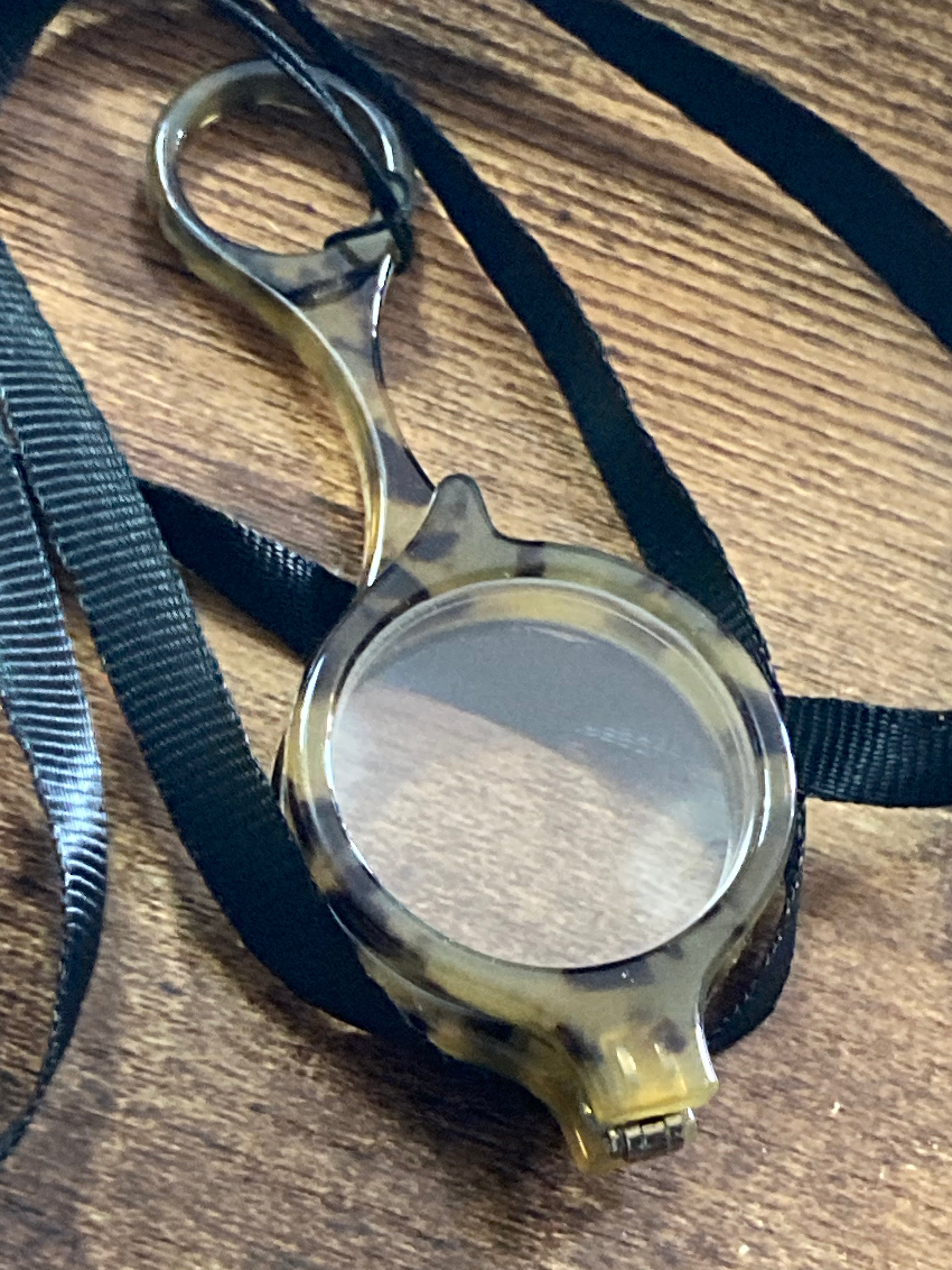 Tortoiseshell reader glasses magnifying pendant