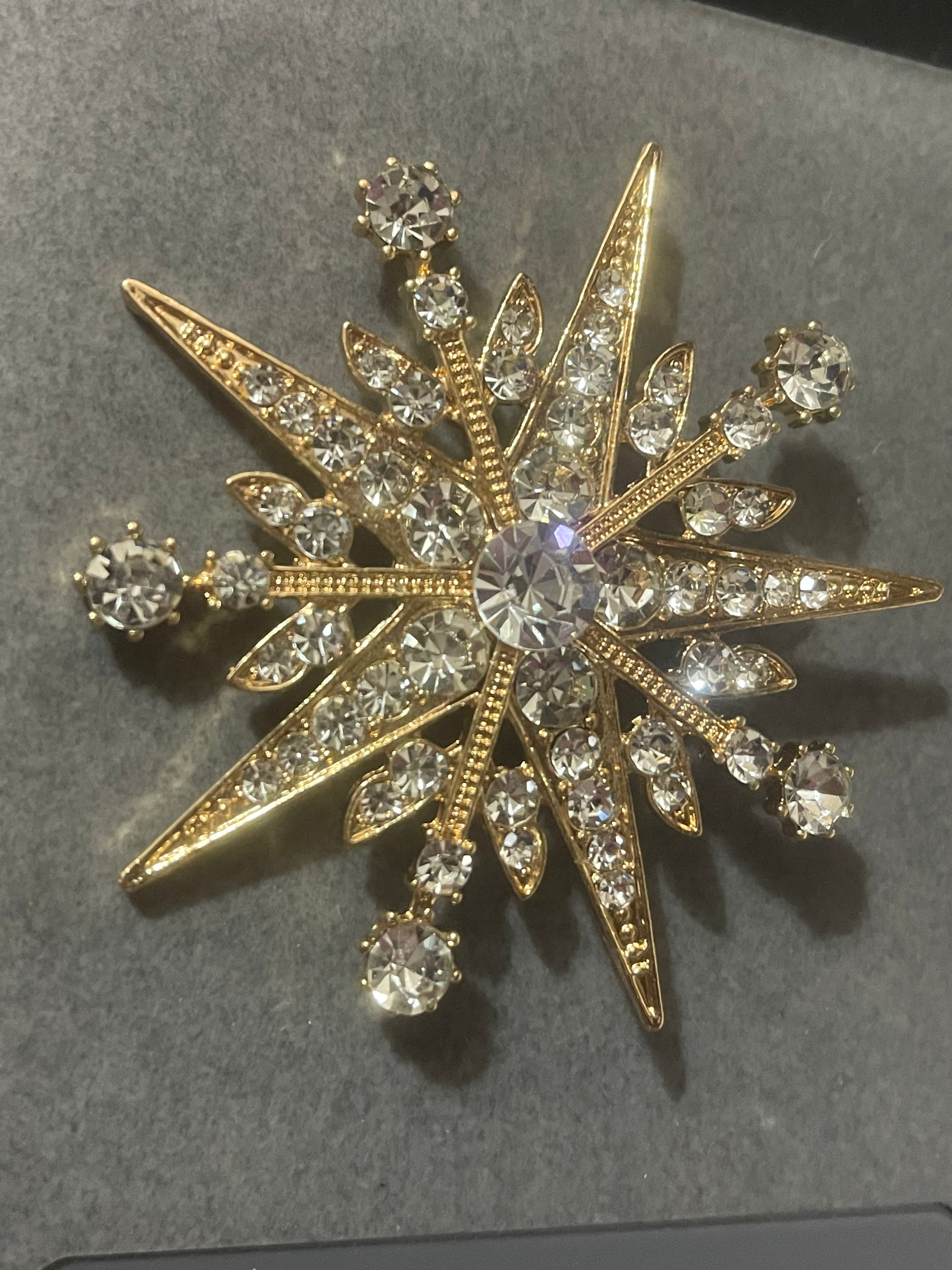 Large diamanté gold star brooch